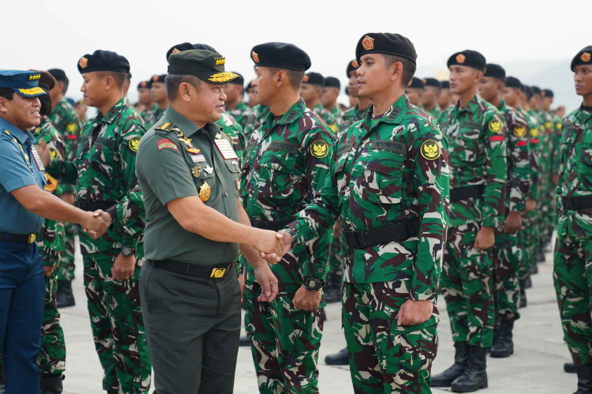Bangga dan Haru, Kasad Dampingi Panglima TNI Sambut Kepulangan Kontingen Bastille Day
